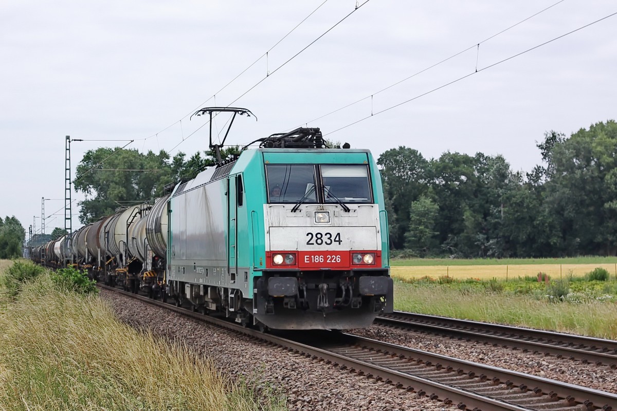 186 226 - 2834 Cobra mit einem Kesselzug in Richtung Mannheim - Streckenabschnitt Groß Gerau / Gernsheim - 10.06.2015