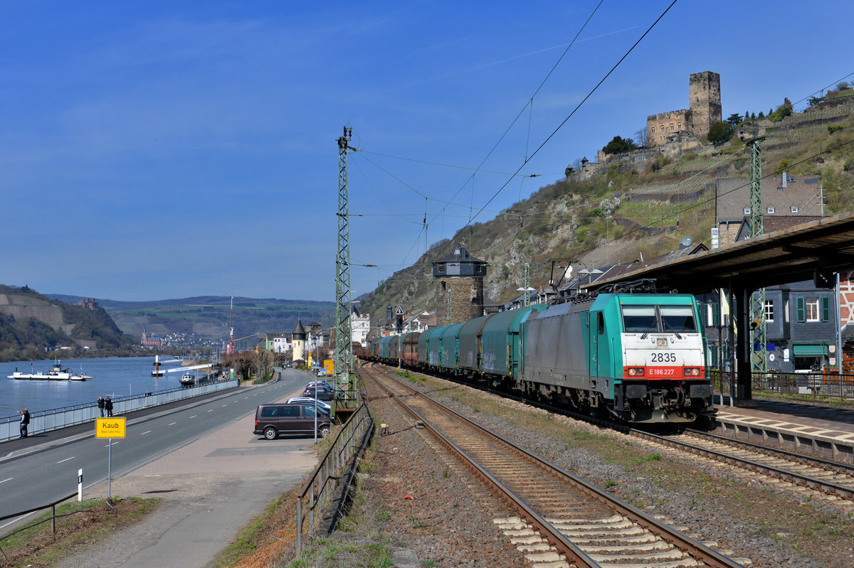 186 227 mit einem Stahlzug am 25.03.2017 in Kaub. 
