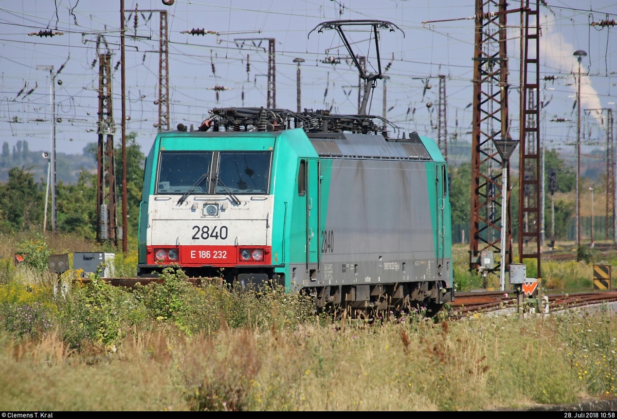 186 232-5 (2840) von Lineas ist im stark bewachsenen Bahnhof Großkorbetha abgestellt.
Aufgenommen am Ende eines Bahnsteigs.
[28.7.2018 | 10:58 Uhr]