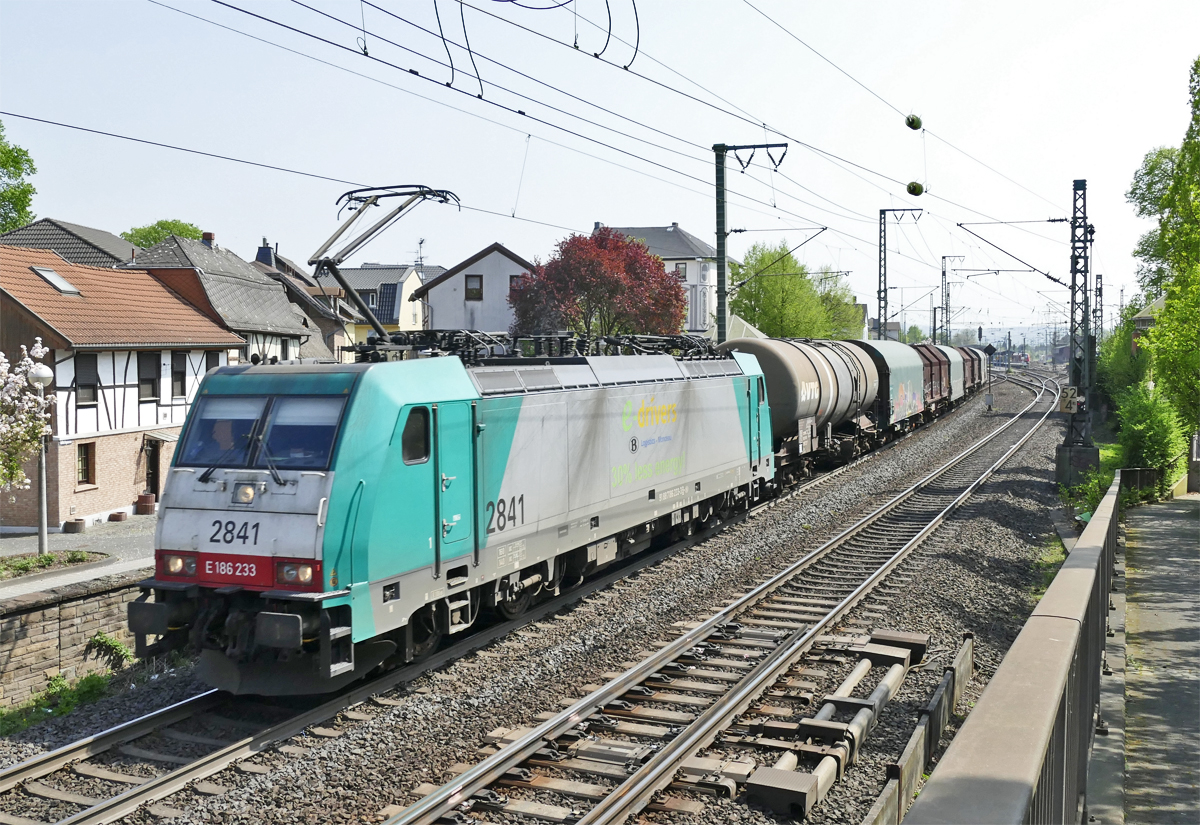 186 233-3 gem. Güterzug durch Remagen - 21.04.2018