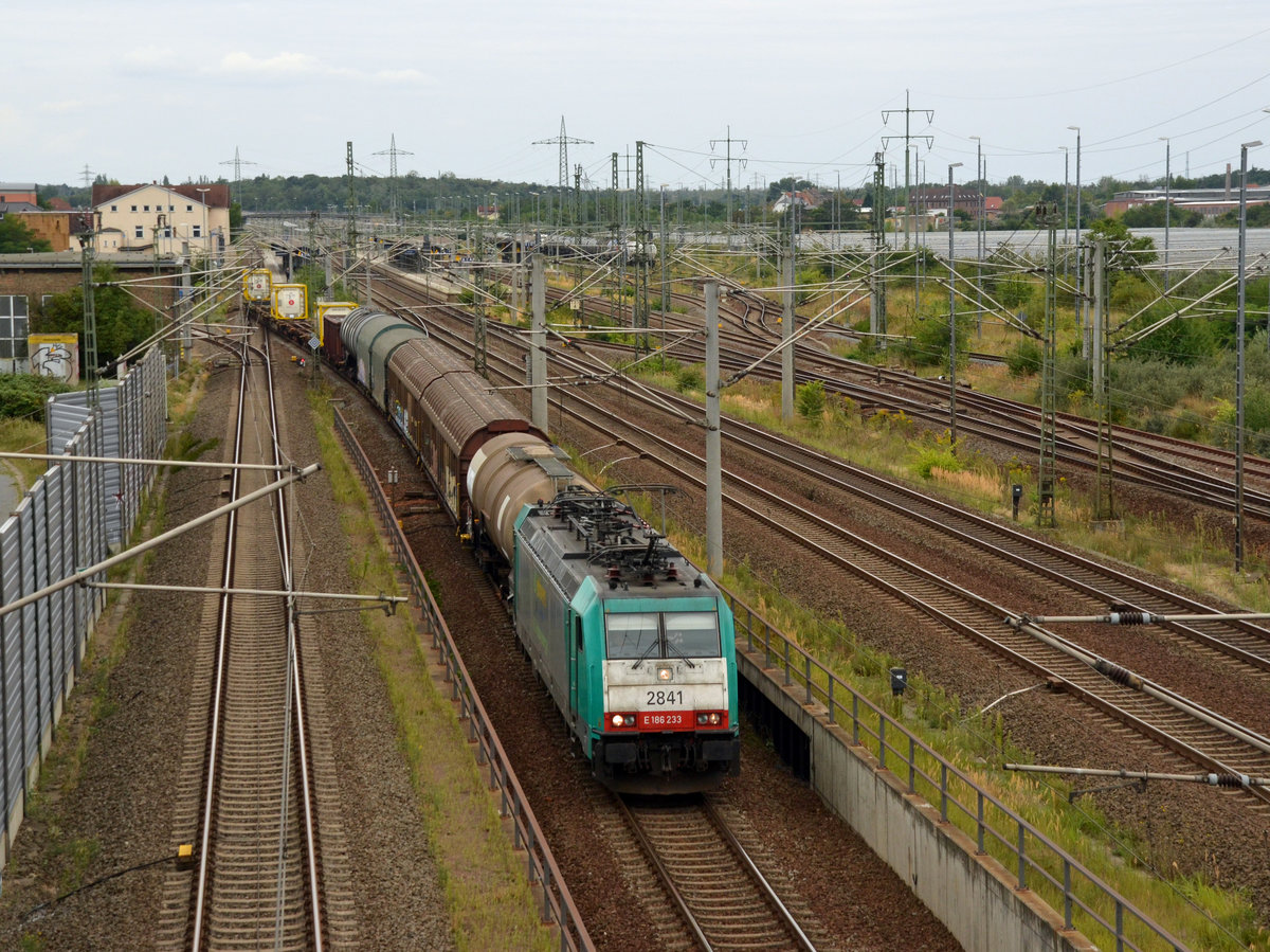 186 233 der Lineas rollte am 30.08.20 mit einem gemischten Güterzug in die Bitterfelder Bahnunterführung Richtung Dessau.