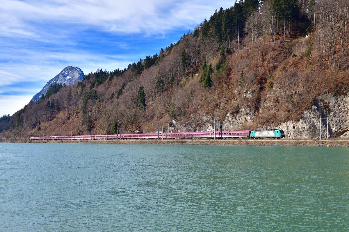 186 233 mit dem Krokus-Express am 22.02.2020 bei Kufstein.