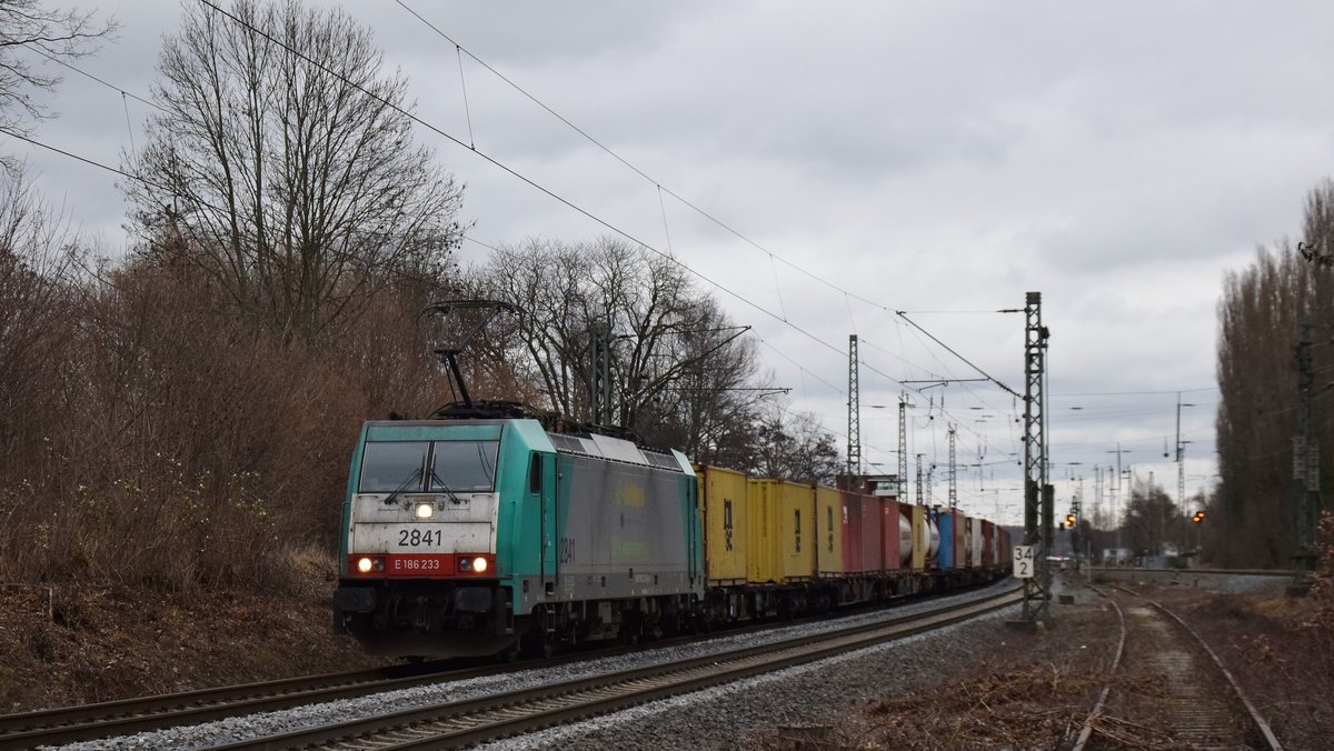 186 233 mit einem Containerzug Richtung Westen kurz hinter Darmstadt Kranichstein. Aufgenommen am 30.1.2019 14:47