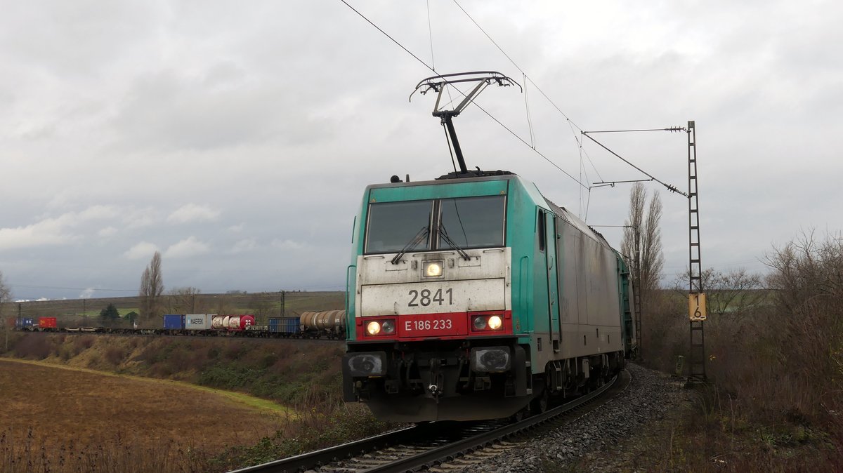 186 233 zieht einen Güterzug am Abzweig Kostheim in Richtung Bischofsheim. Aufgenommen am 27.12.2017 12:00