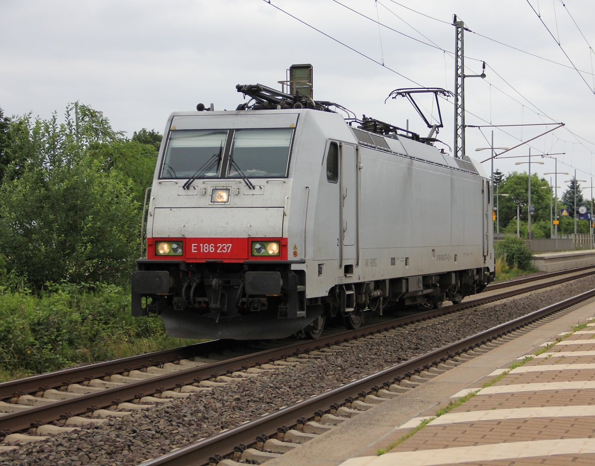 186 237 kam am 10.07.2013 als Tfzf über die SFS aus Richtung Hannover durch Dedensen-Gümmer.