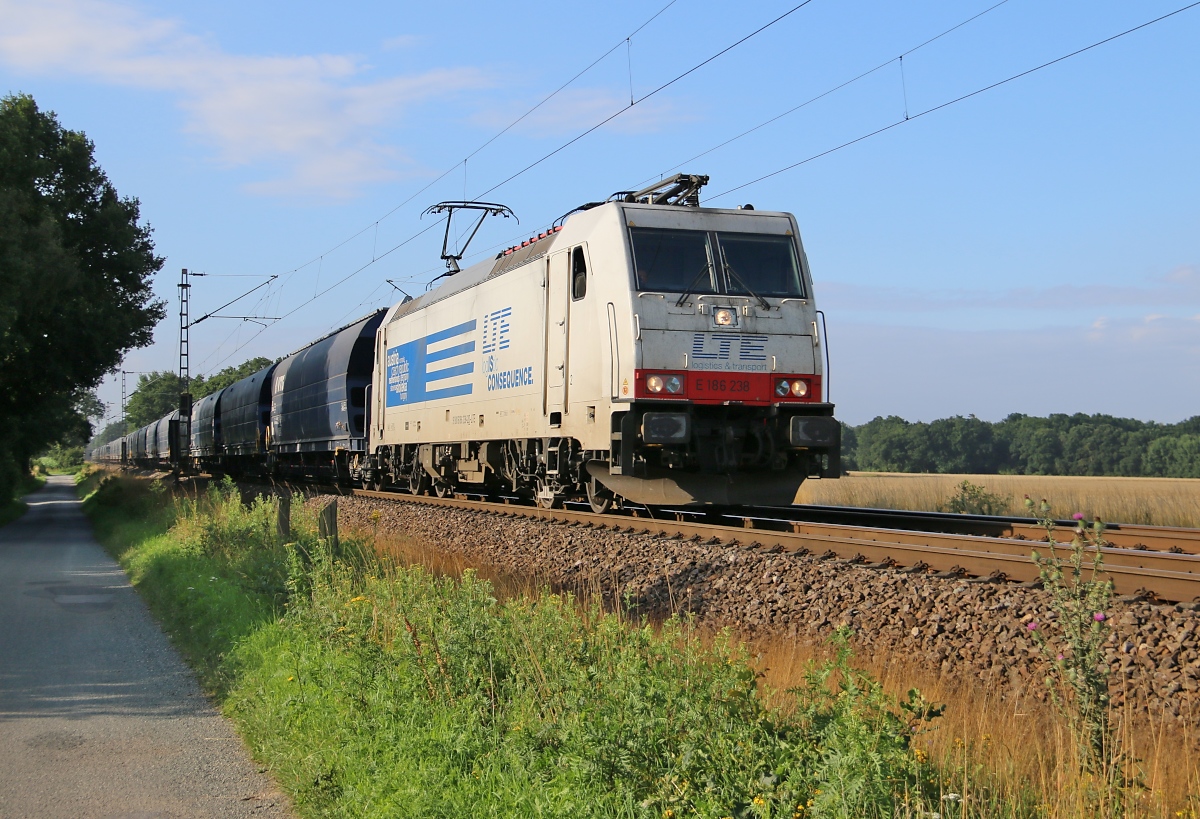 186 238 der LTE mit Getreidezug in Fahrtrichtung Verden(Aller). Aufgenommen in Eystrup am 23.07.2015.