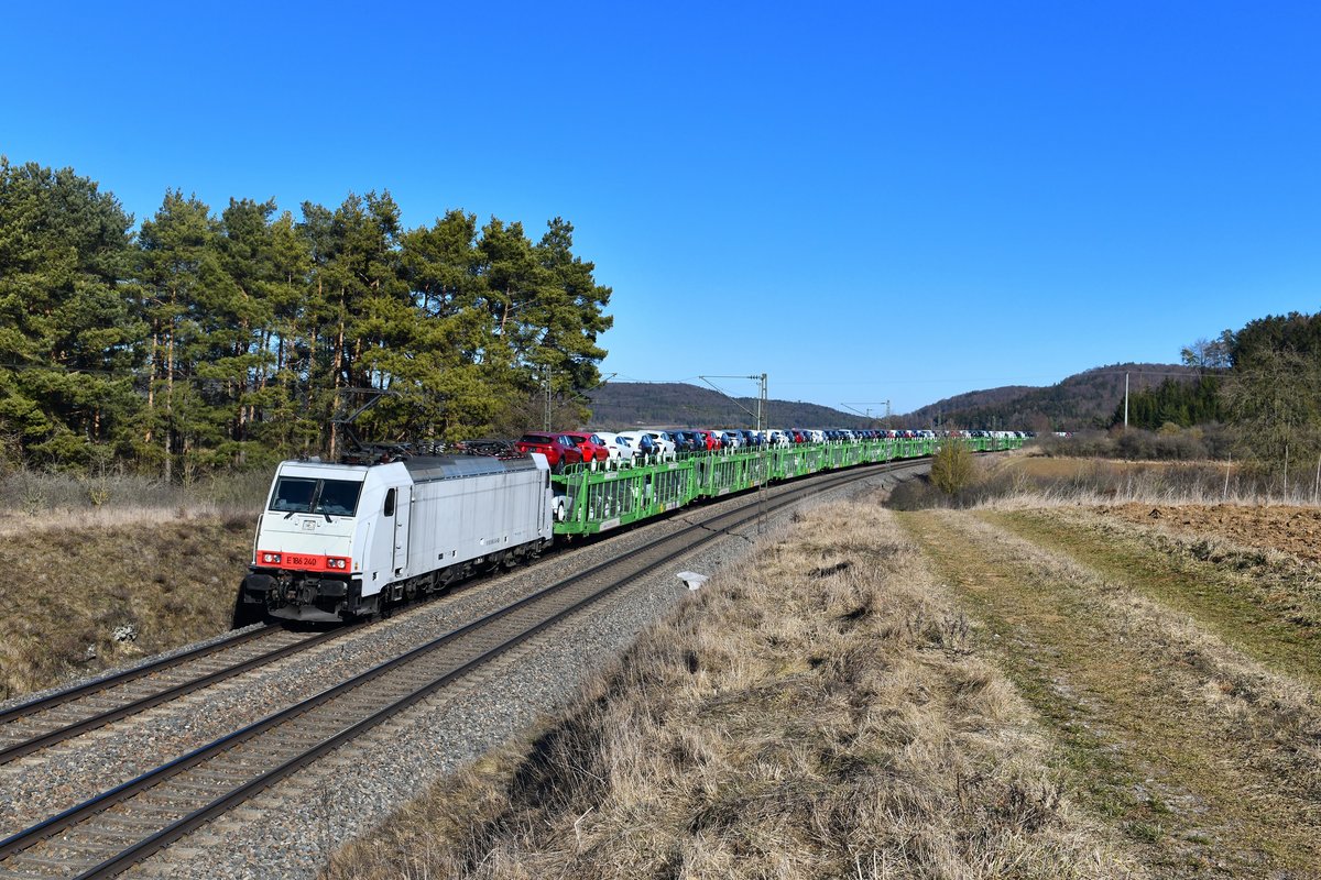 186 240 mit einem Autozug am 27.02.2019 bei Kerschhofen. 