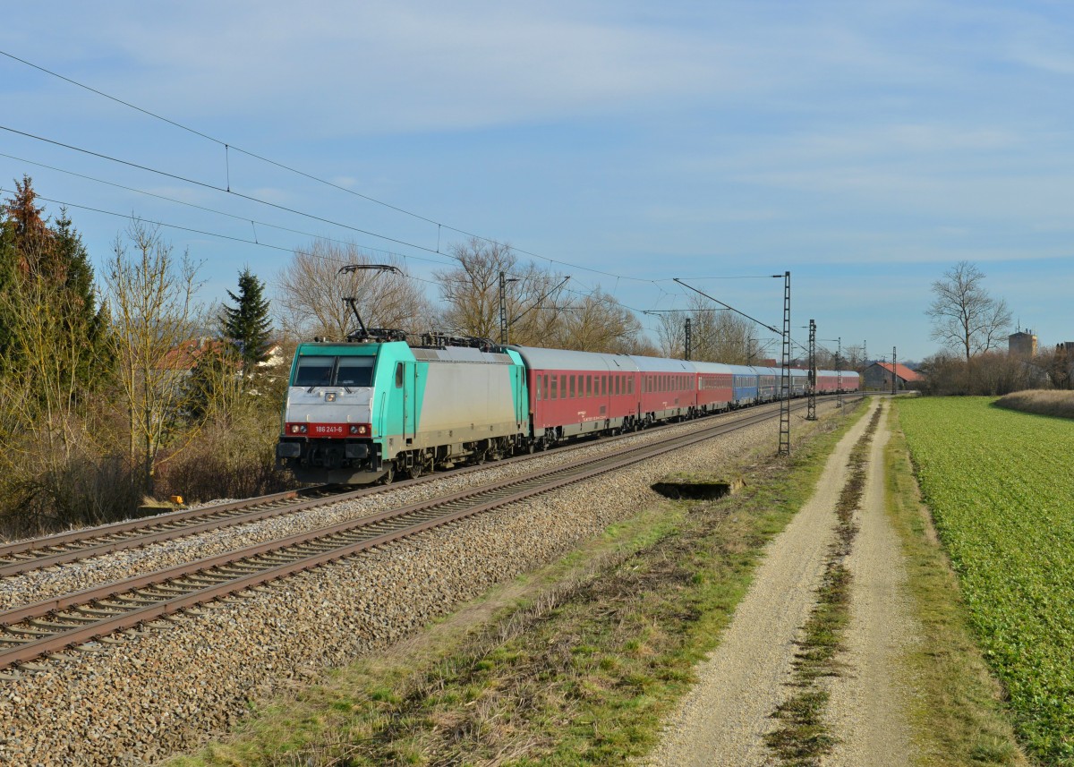 186 241 mit einem Flüchtlingszug am 06.02.2016 bei Langenisarhofen. 