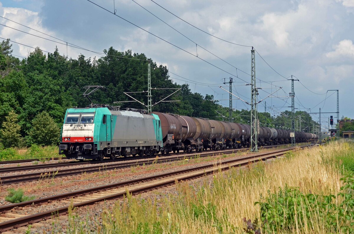 186 243 der Transchem schleppte am 02.07.21 einen Kesselwagenzug durch Radis Richtung Bitterfeld.