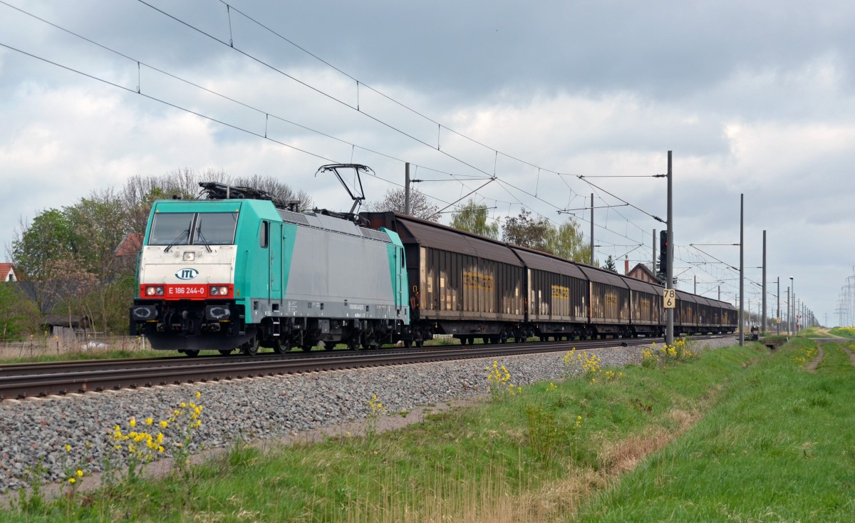 186 244 hatte am 10.04.14 einen Schiebewandwagenzug von Hannover zum Porsche-Werk Leipzig am Haken. Hier rollt sie durch Braschwitz Richtung Halle(S).