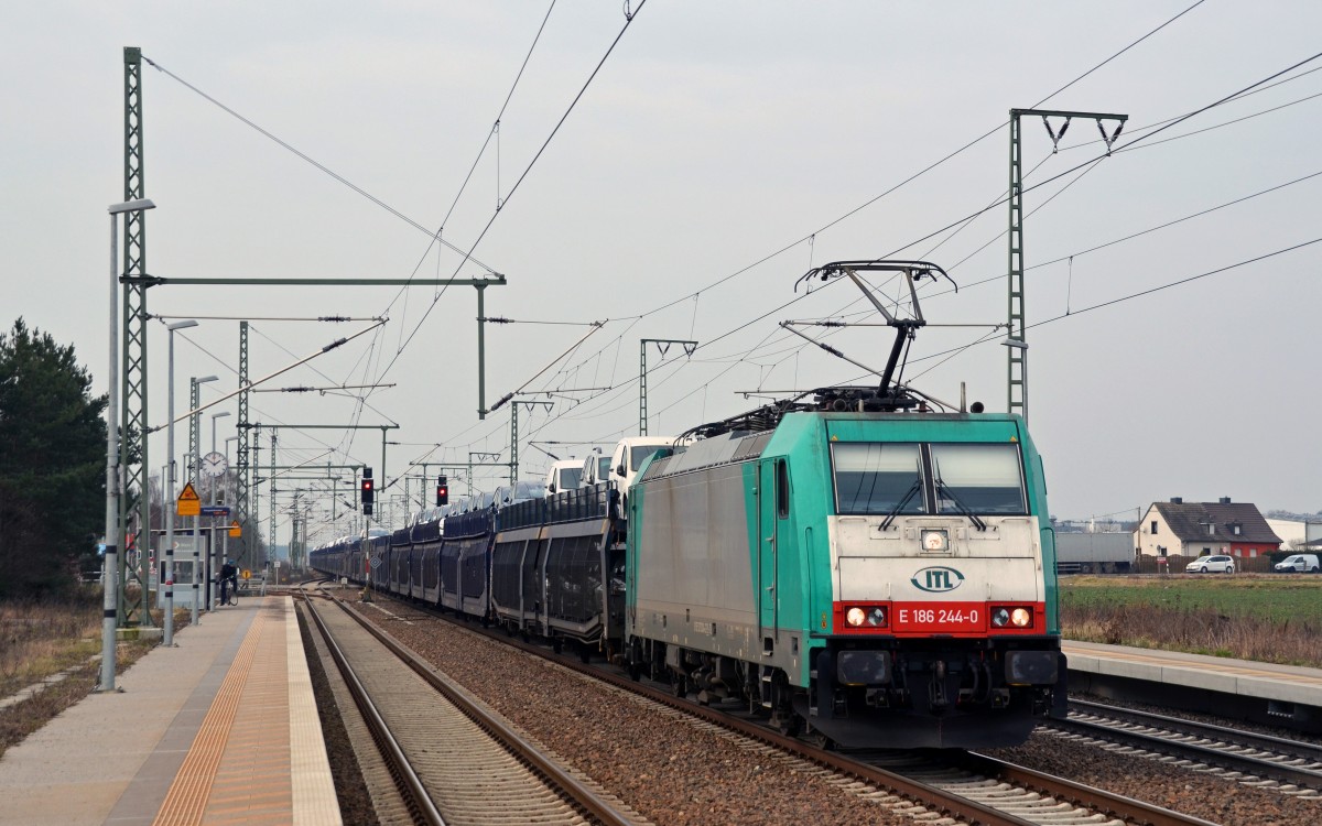 186 244 der ITL führte am 19.02.16 einen leeren Autozug durch Rodleben Richtung Wittenberg.