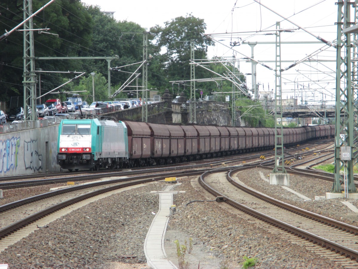 186-246-5 der ITL fährt mit Güterzug durch den Dresdner Hauptbahnhof. 01.07.2014