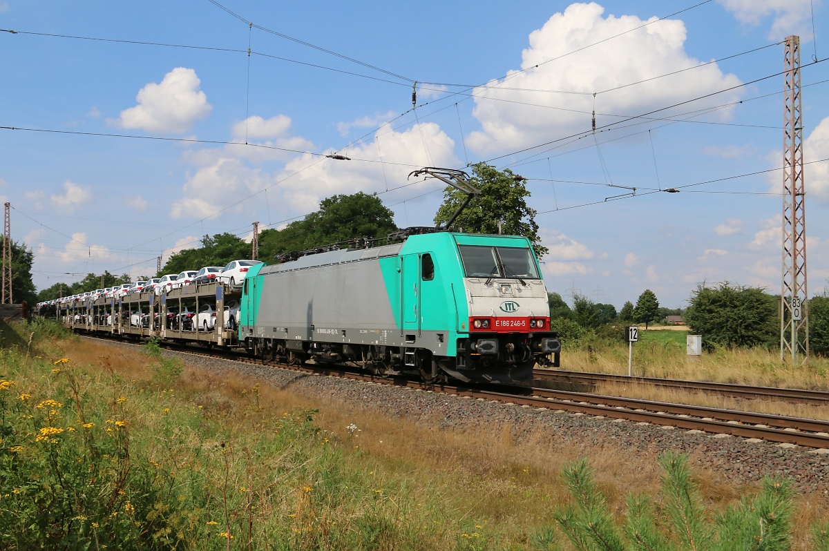 186 246-5 mit voll beladenem Autotransportzug in Fahrtrichtung Süden. Aufgenommen bei Wahnebergen am 22.07.2014.