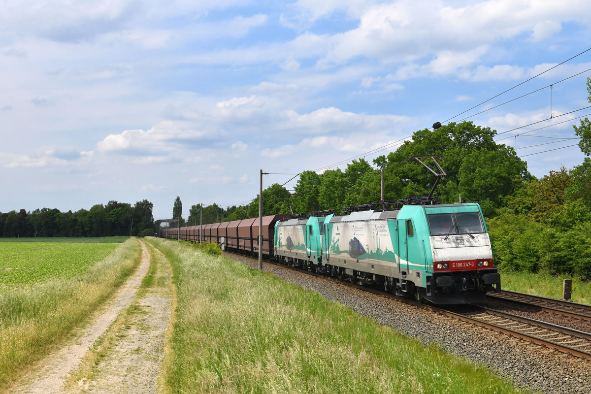 186 247 + 186 131 mit einem Erzzug am 24.05.2018 bei Woltorf. 