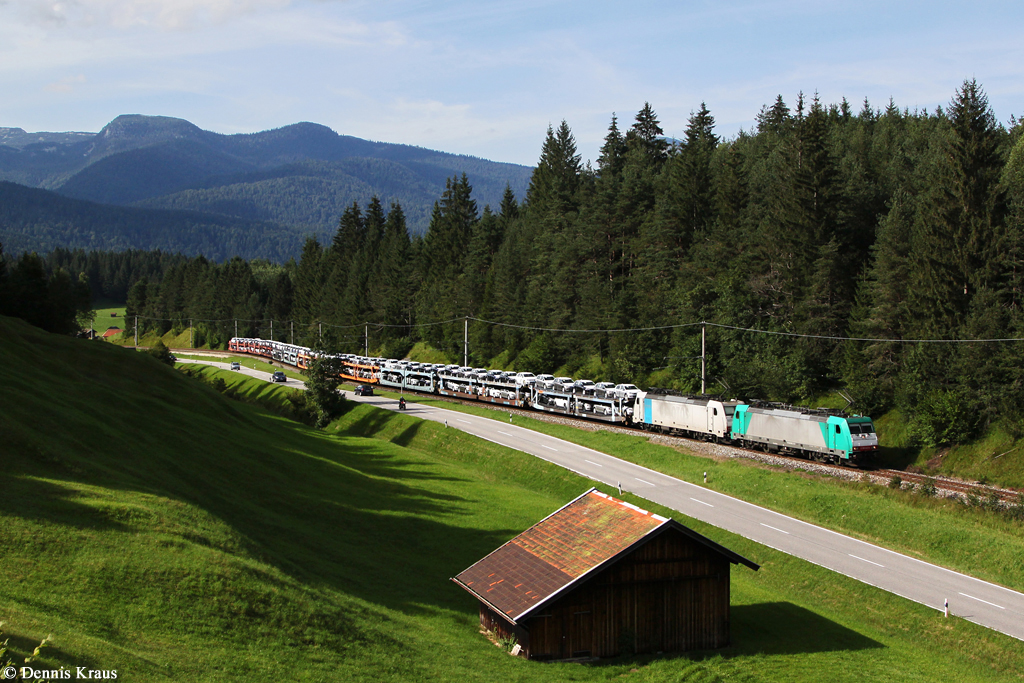 186 247 und 186 139 mit einem wegen Bauarbeiten im Inntal umgeleiteten Autozug am 17.08.2014 bei Klais.

