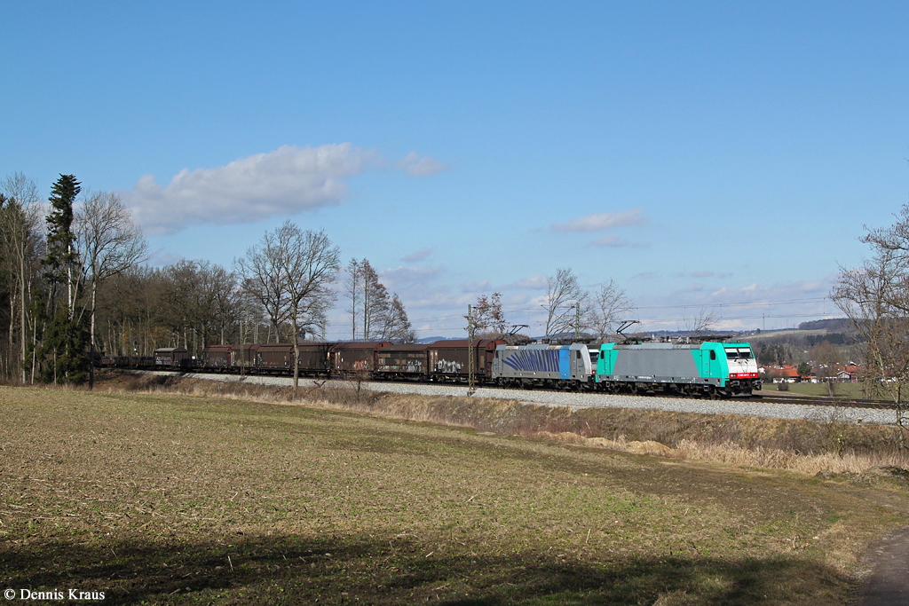 186 247 und 186 287 mit einem Güterzug am 28.02.2014 bei Aßling.