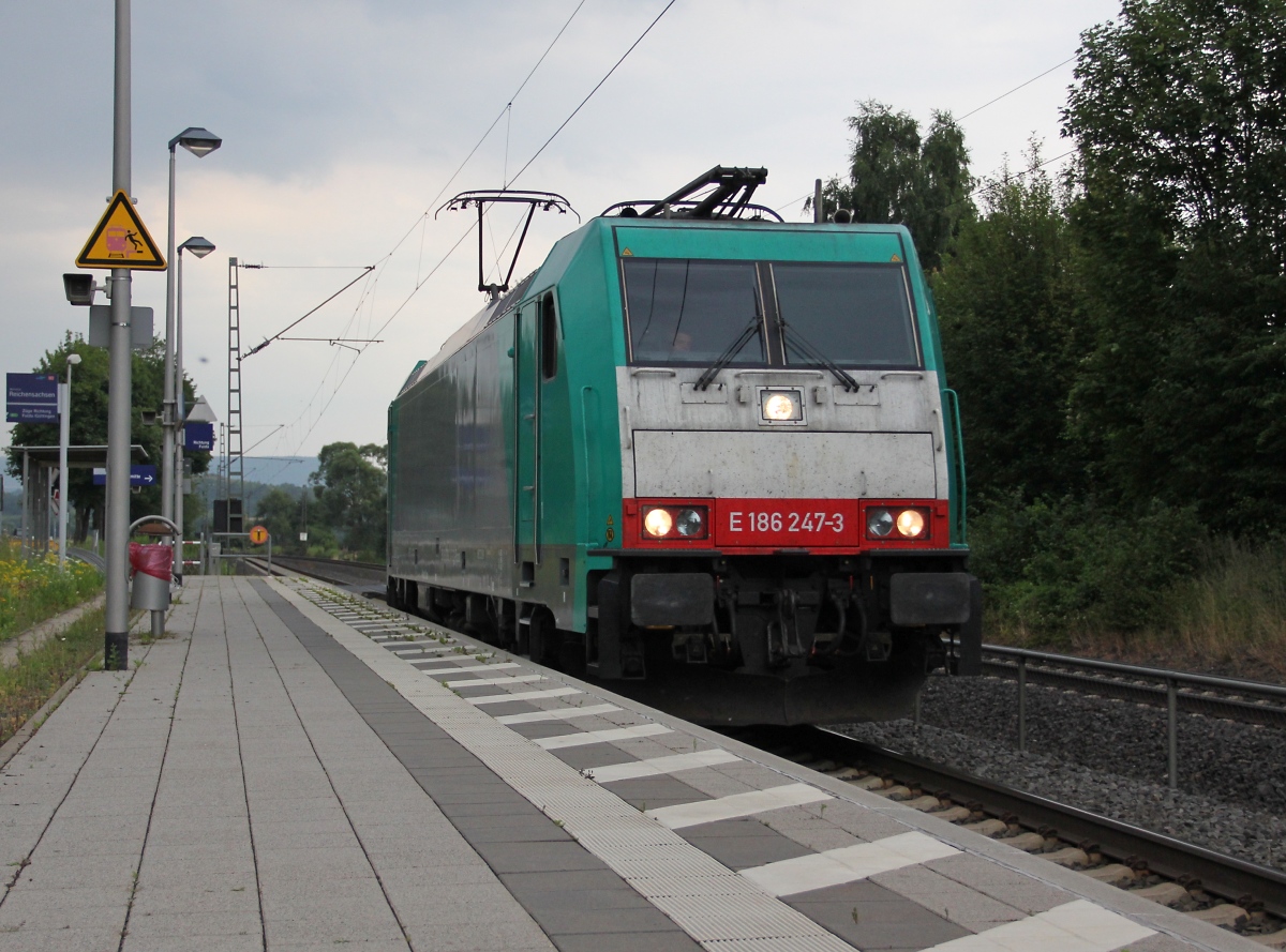 186 247-3 als Tfzf in Richtung Süden. Aufgenommen in Wehretal-Reichensachsen am 24.07.2013.