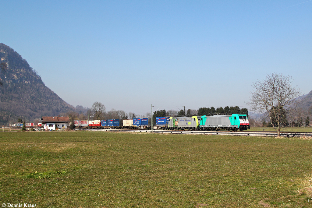 186 247 und 486 505 mit einem KLV Zug am 13.03.2014 bei Niederaudorf.