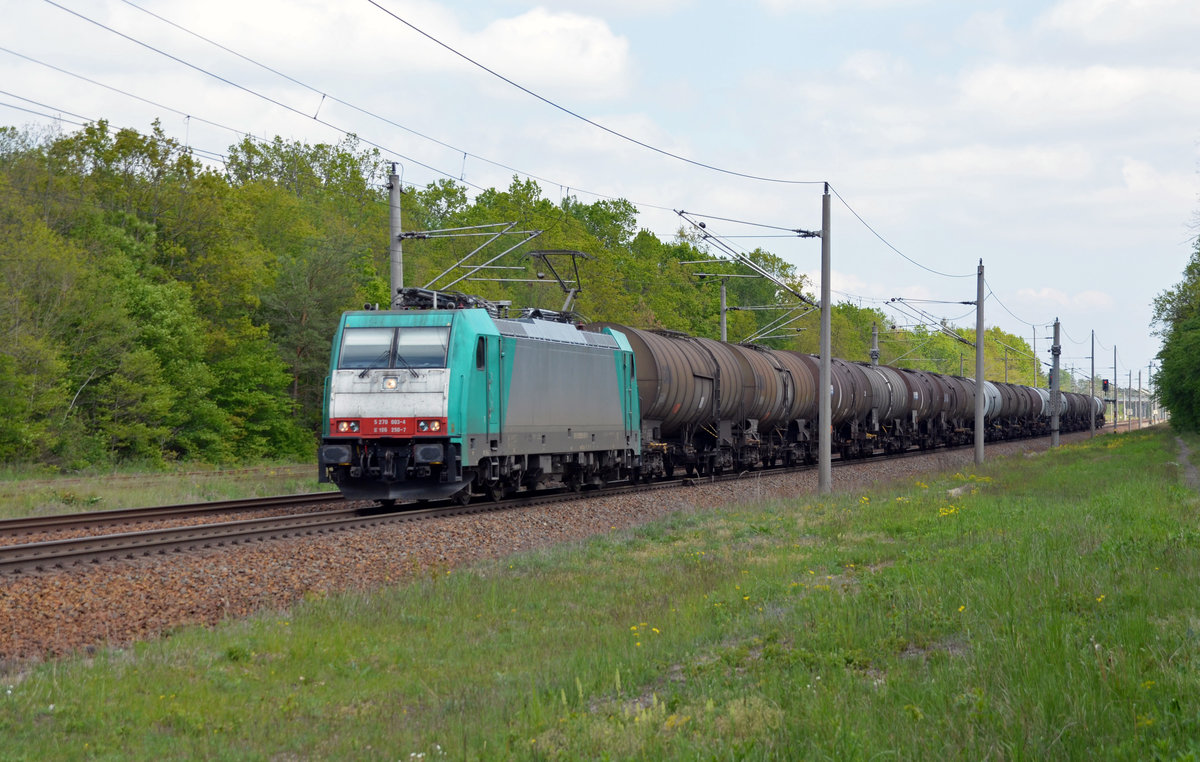 186 250 bzw. 270 003 der Transchem führte am 18.05.19 auf dem Gegengleis einen Kesselwagenzug durch Burgkemnitz Richtung Bitterfeld.