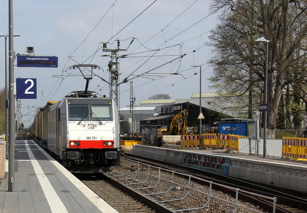 186 251-5 fährt jetzt für Crossrail  kommt als Umleiter mit einem LKW-Zug aus Novara(I) nach Zeebrugge(B) und kommt die Kohlscheider-Rampe noch nach Aachen-West  und fährt durch Kohlscheid in Richtung Richterich,Laurensberg,Aachen-West. 
Aufgenommen von Bahnsteig 2 in Kohlscheid. 
Bei schönem Frühlingswetter am Vormittag vom 6.4.2019. 