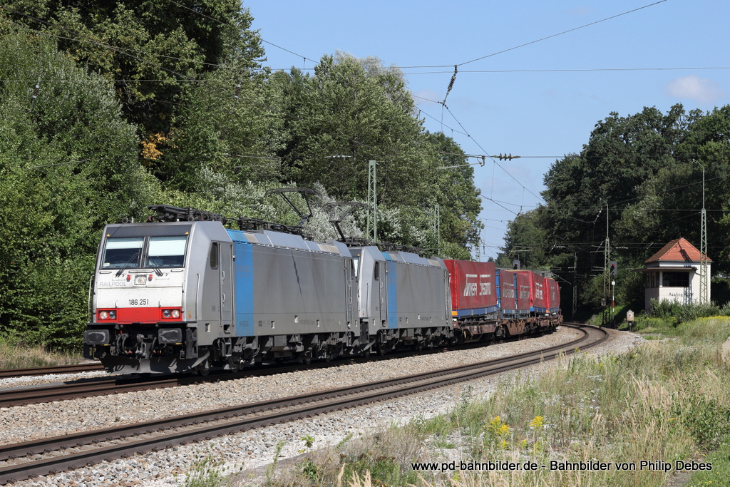 186 251-5 (Lokomotion) fhrt am 21. August 2013 um 11:01 Uhr zusammen mit 186 286-1 und einem Gterzug durch Aling