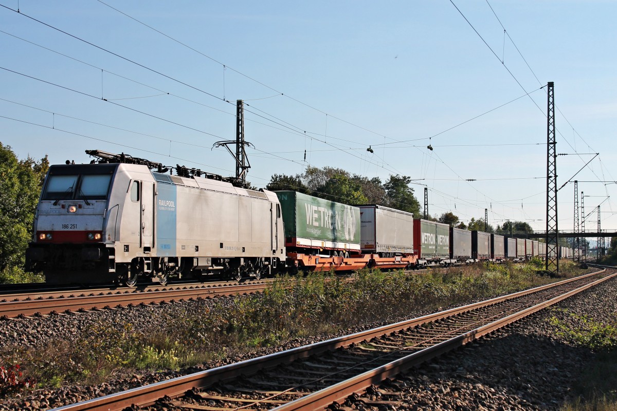 186 251 am 27.09.2014 mit einem Containerzug (Italien - Holland) in Orschweier und fuhr gen Offenburg.