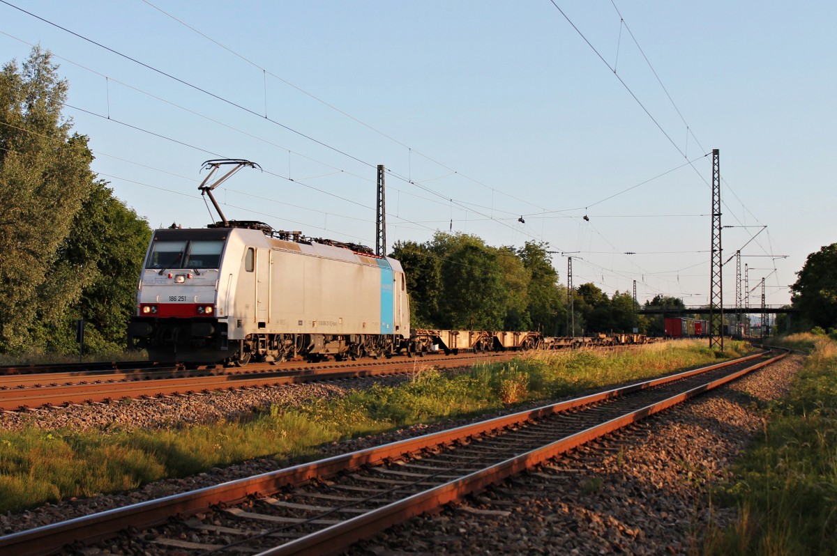 186 251 von Lokomotion/BLS Cargo mit einem fast leeren Containerzug/KLV am Abend des 06.06.2014 in Orschweier.