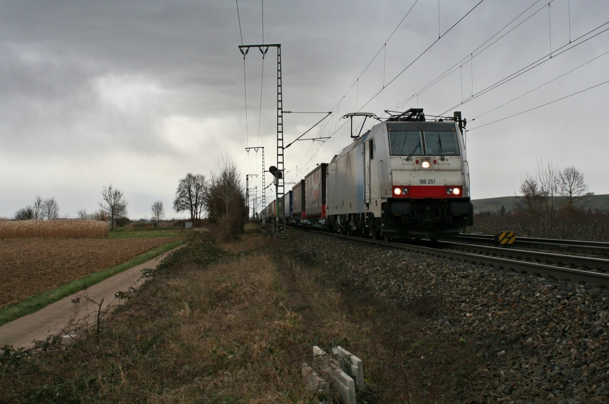 186 251 mit dem 42013 von Wanne-Eickel nach Melzo am Nachmittag des 28.02.14 im nrdlichen Teil des Bahnhofs Mllheim (Baden).