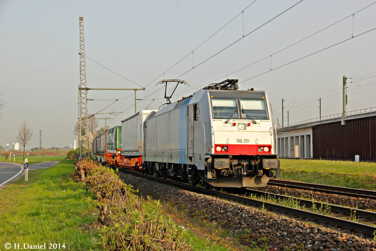 186 251 Railpool mit KLV in K�ln Porz Wahn, April 2014.