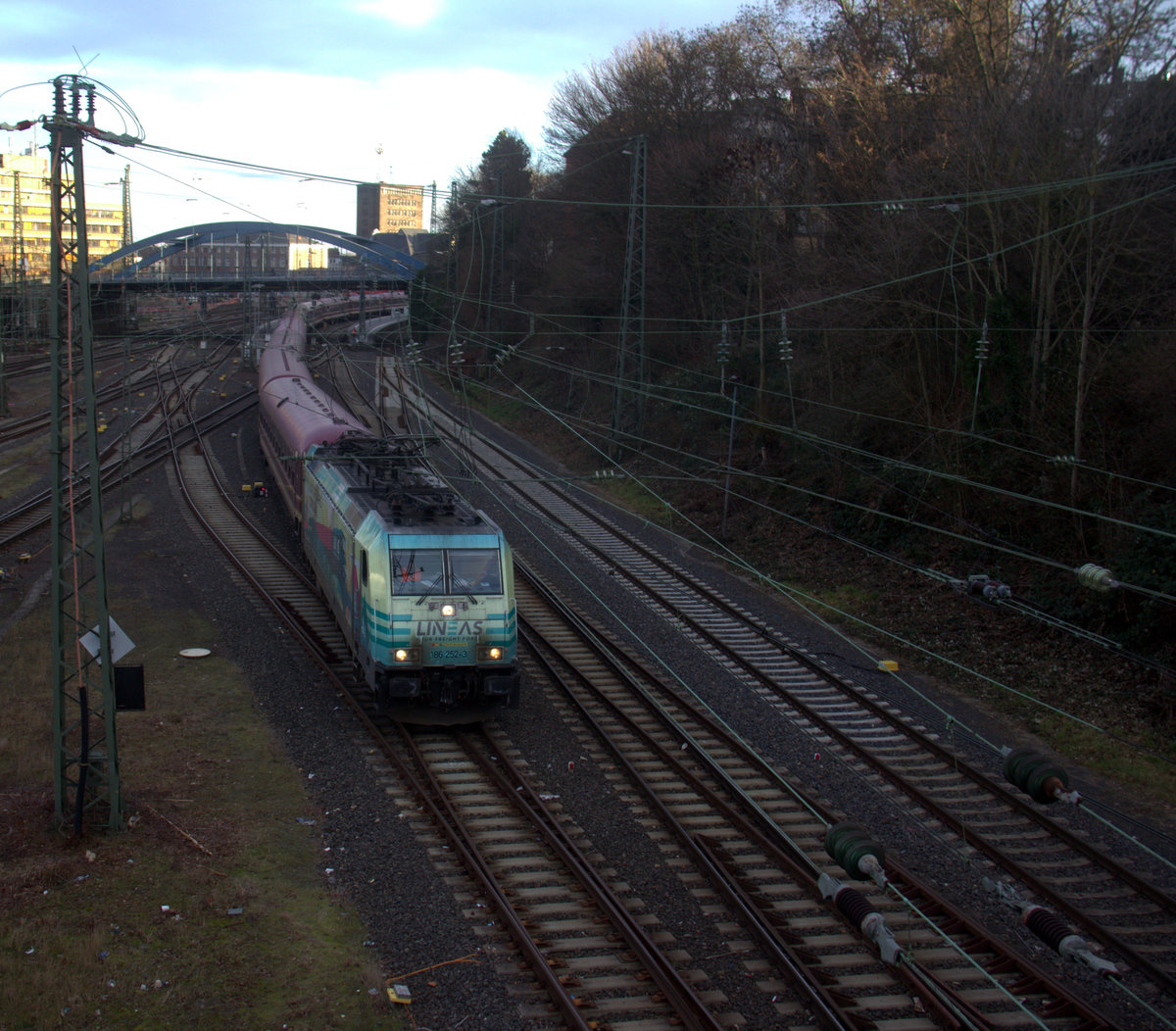 186 252-3 von Lineas fährt mit dem Intersoc-Skisonderzug DPF 13442 (Sierre nach Bruxelles-Midi/Brussel-Zuid) und fährt gleich die Ronheider-Rampe hoch.
Aufgenommen von der Fußgängerbrücke an der Kamperstraße in Aachen.
Am Morgen vom 15.1.2020.