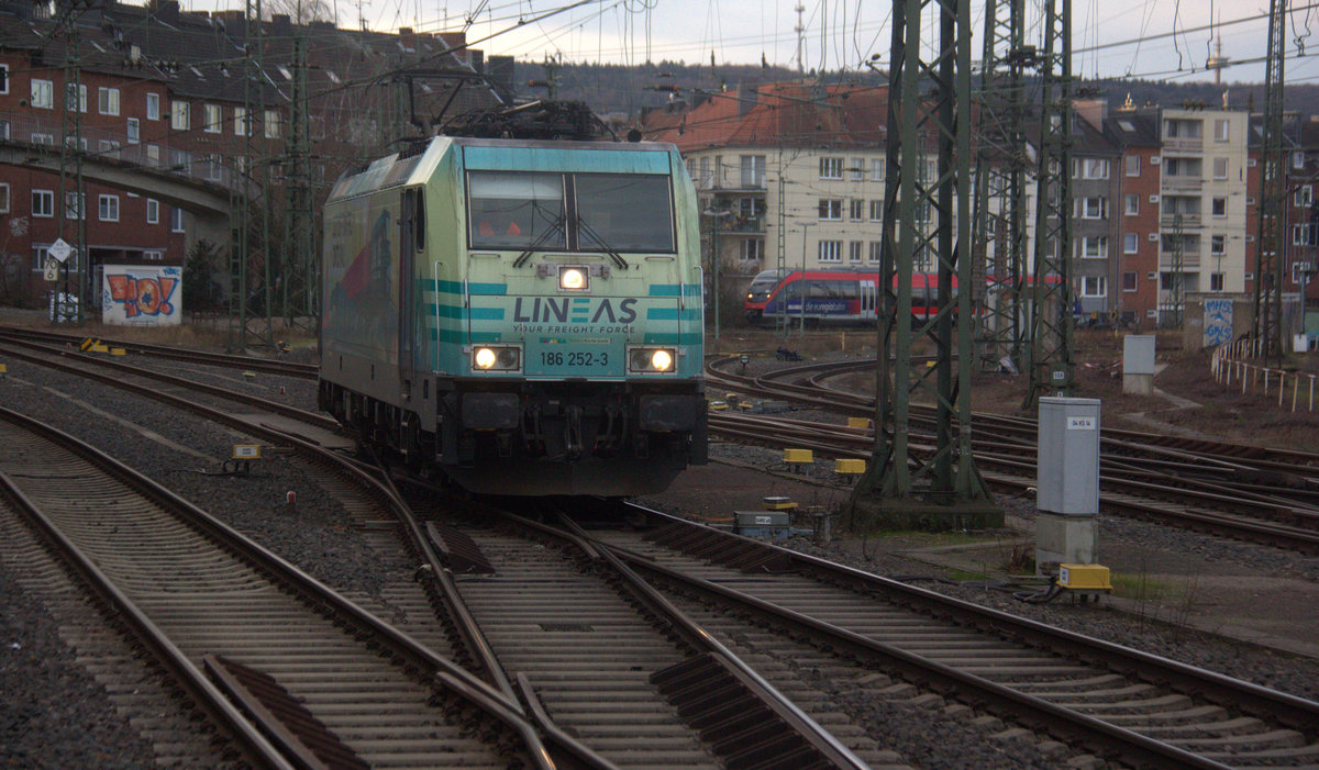 186 252-3 von Lineas rangiert in Aachen-Hbf.
Aufgenommen vom Bahnsteig 9 in Aachen-Hbf.
Am Morgen vom 15.1.2020.