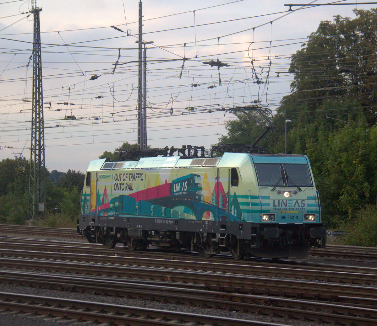 186 252-3 von Lineas rangiert in Aachen-West. 
Aufgenommen vom Bahnsteig in Aachen-West. 
Am Abend vom 13.9.2019.