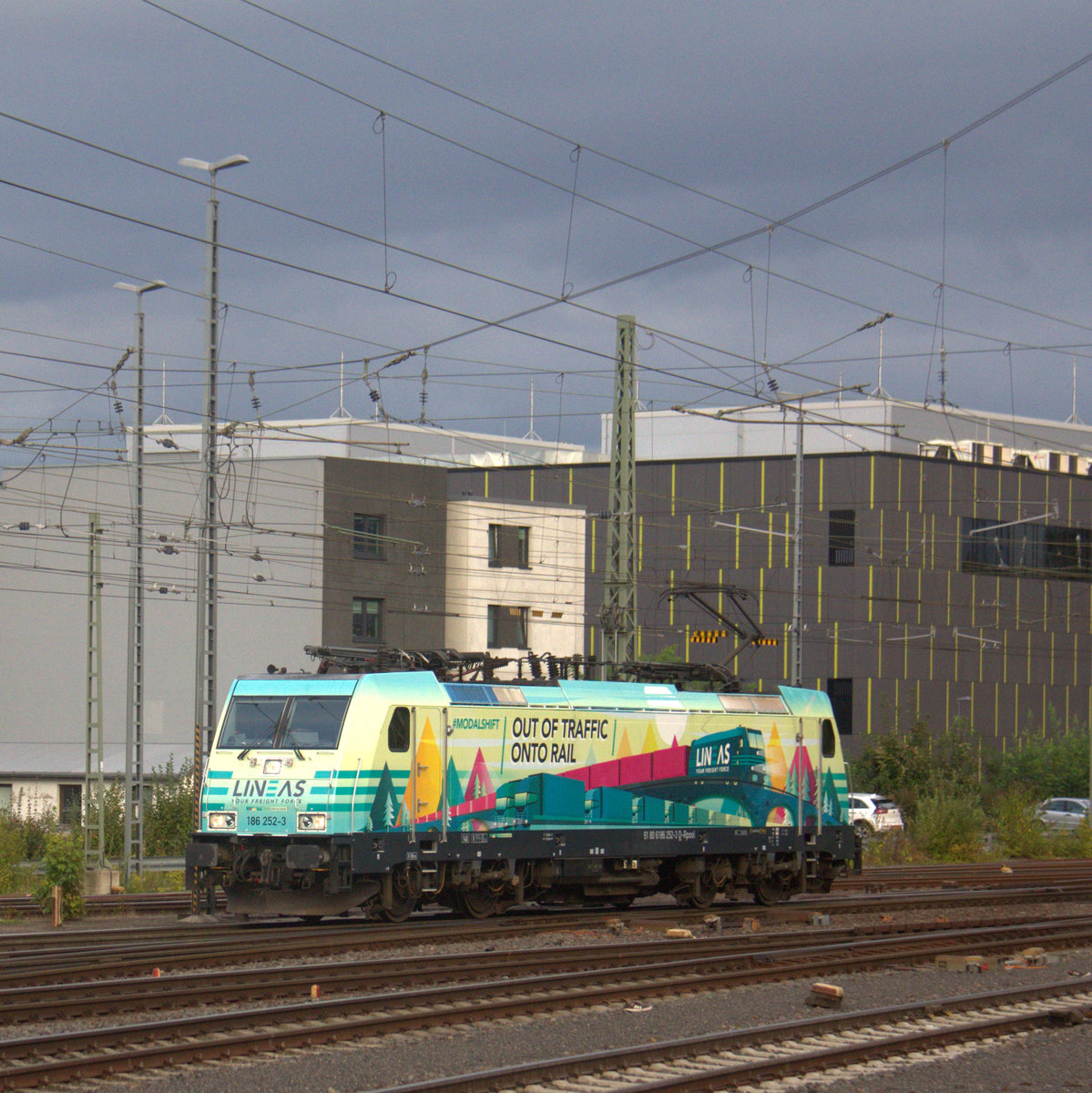 186 252-3 von Lineas rangiert in Aachen-West. 
Aufgenommen vom Bahnsteig in Aachen-West. Am Abend vom 13.9.2019.