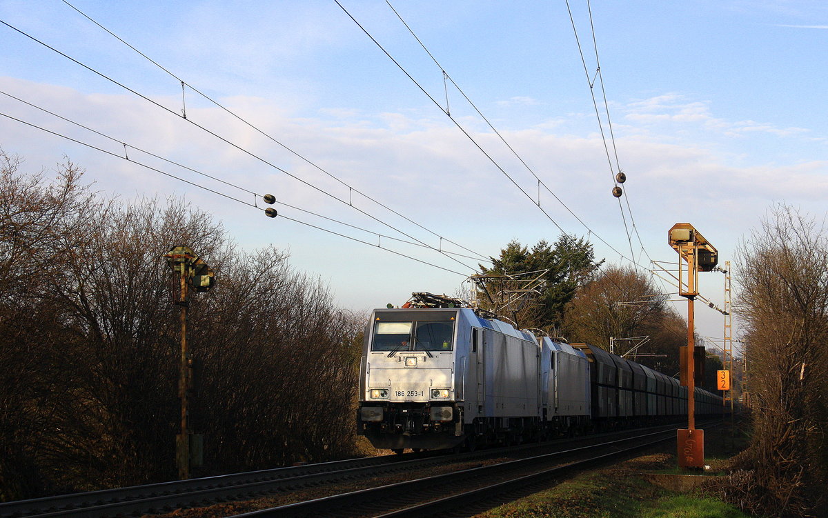 186 253-1 und 186 255-6 beide von Railpool  kommen die Gemmenicher-Rampe hochgefahren aus Richtung Aachen-West mit einem Kohlenleerzug aus Dillingen(an der Saar) nach Antwerpen-Zandvliet(B) und fahren in Richtung Gemmenicher-Tunnel,Botzelaer(B),Gemmenich(B),Nouvelaer(B),Moresnet(B),Moresnet-Chapelle(B),Montzen(B). 
Aufgenommen an der Montzenroute am Gemmenicher-Weg. 
Bei schönem Sonnenschein am Nachmittag vom 23.3.2017.