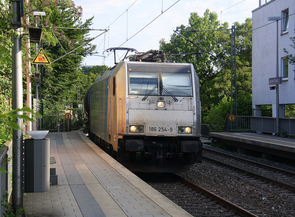 186 254-9 von Railpool kommt durch Aachen-Schanz mit einem Kesselzug aus Antwerpen-BASF(B) nach Ludwigshafen-BASF(D) und kommt aus Richtung Aachen-West und fährt in Richtung Aachen-Hbf,Aachen-Rothe-Erde,Stolberg-Hbf(Rheinland)Eschweiler-Hbf,Langerwehe,Düren,Merzenich,Buir,Horrem,Kerpen-Köln-Ehrenfeld,Köln-West,Köln-Süd. Aufgenommen vom Bahnsteig von Aachen-Schanz. 
Bei Sommerwetter am Morgen vom 19.7.2017.