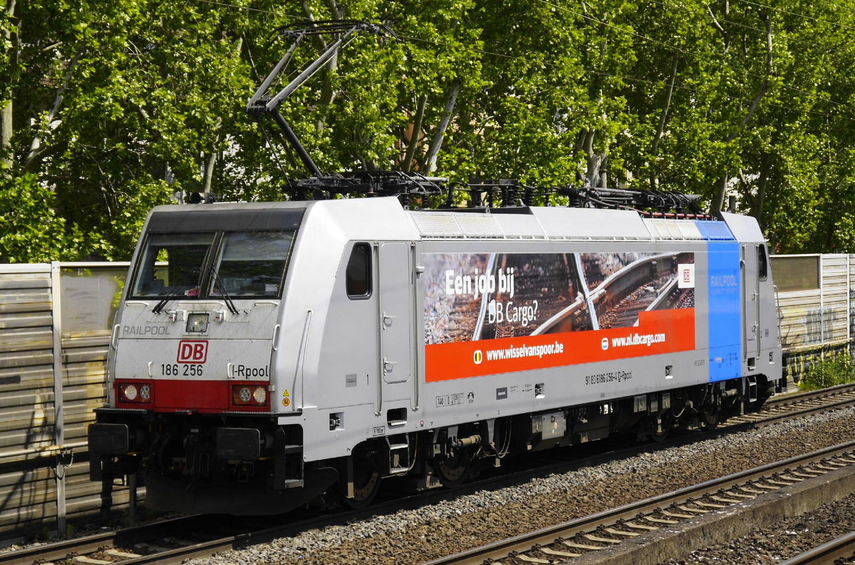 186 256 von Railpool macht in nierländischer Sprache Werbung für einen Job bei DB Cargo und verweist dabei auf eine belgische Website. Lz in Köln Süd, 12.5.19.