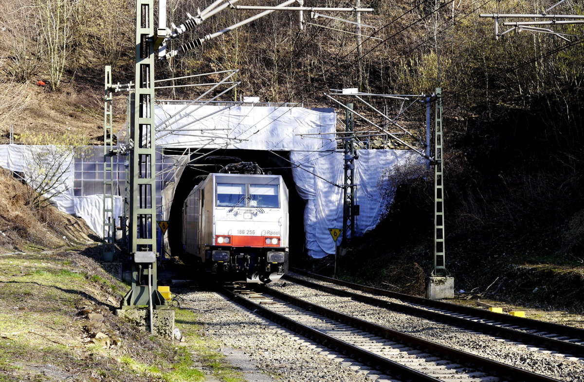 186 256 von Railpool verlässt mit 186 495 als Lz den Gemmenicher Tunnel an der Montzenroute (Strecke 2552) auf seiner Westseite, also in Belgien. Aufnahme vom 18.2.19.