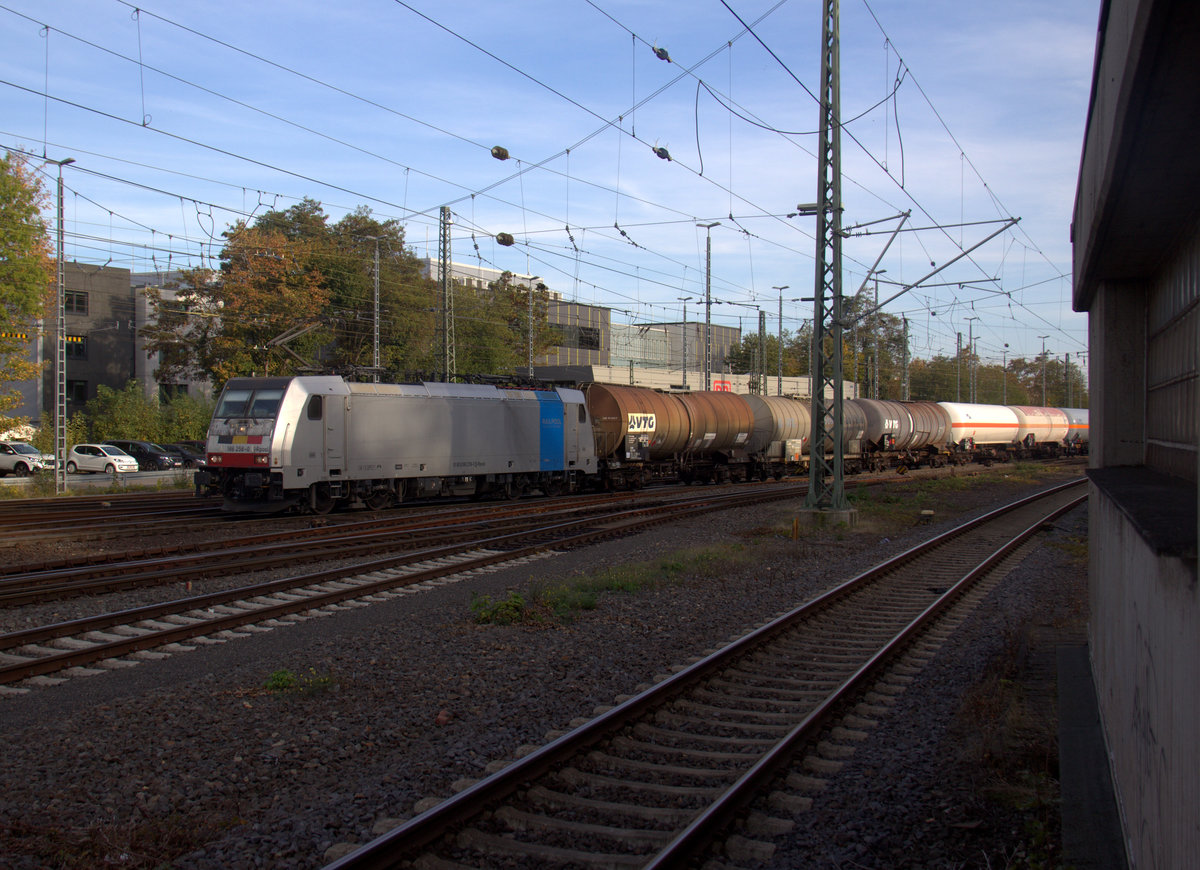 186 258-0 von Lineas/Railpool kommt aus Richtung Montzen/Belgien mit einem Kesselzug aus Antwerpen-BASF(B) nach Ludwigshafen-BASF(D) und fährt in Aachen-West ein. 
Aufgenommen vom Bahnsteig in Aachen-West. 
Bei schönem Herbstwetter am Nachmittag vom 12.10.2018.