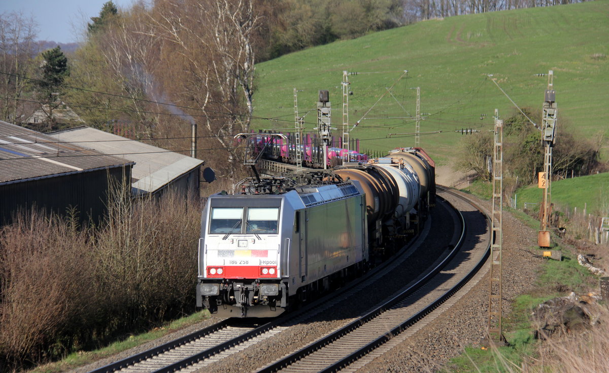 186 258-0 von Lineas/Railpool kommt aus Richtung Aachen-West und fährt die Gemmenicher-Rampe hochgefahren mit einem lagen gemischten Güterzug aus Köln-Gremberg nach Antwerpen-Noord(B) und fährt gleich in den Gemmenicher-Tunnel hinein und fährt in Richtung Montzen/Vise(B).
Aufgenommen von einer Wiese in Reinartzkehl.
Bei schönem Frühlingswetter am Nachmittag vom 29.3.2019.