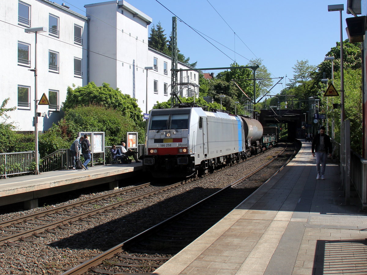 186 258-0 von Lineas/Railpool kommt aus Richtung Köln,Aachen-Hbf mit einem gemischten Güterzug aus Wien-Freudenau-Hafen(A) nach Antwerpen-Noord(B)  und fährt durch Aachen-Schanz in Richtung Aachen-West.
Aufgenommen vom Bahnsteig von Aachen-Schanz. 
Bei schönem Frühlingswetter am Nachmittag vom 15.5.2019.