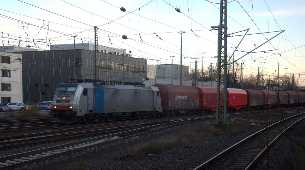 186 258-0 von Lineas/Railpool kommt aus Richtung Montzen/Belgien mit einem Güterzug aus Antwerpen-Noord(B) nach Köln-Gremberg(D) und fährt in Aachen-West ein. 
Aufgenommen vom Bahnsteig in Aachen-West. 
Bei Sonne am Nachmittag vom 18.12.2019.