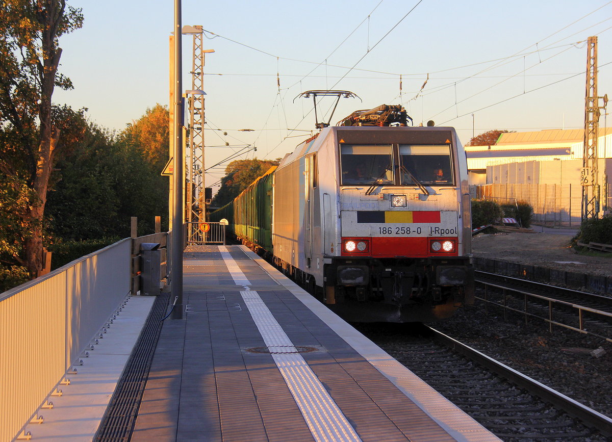 186 258-0 von Lineas/Railpool kommt die Kohlscheider-Rampe hoch aus Richtung Mönchengladbach,Herzogenrath mit einem schweren Holzzug aus Duisburg-Wedau(D) nach Kinkempois(B) und fährt durch Kohlscheid in Richtung Richterich,Laurensberg,Aachen-West. 
Aufgenommen vom Bahnsteig 2 in Kohlscheid. 
In der Abendstimmung am Abend vom 27.9.2018.