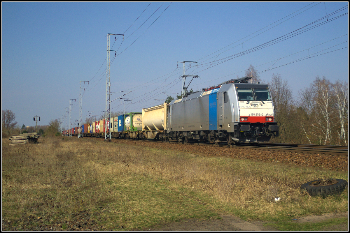 186 258-0 war am 10.04.2018 im Einsatz bei der Rurtalbahn Cargo GmbH, als sie mit einem Containerzug durch die Berliner Wuhlheide fuhr. Die Lok hatte zu dem Zeitpunkt ihre erste Revision gerade erst 5 Monate vorher erhalten.