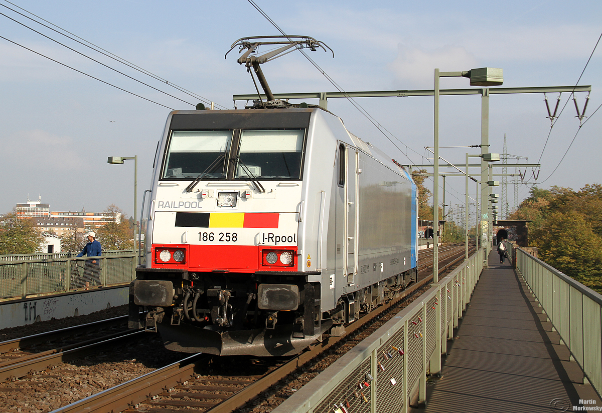 186 258 Lz im Gegengleis auf der Kölner Südbrücke am 19.10.2018