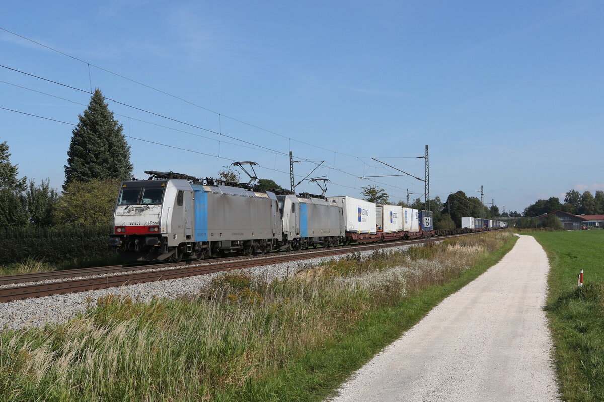 186 259 & 186 285 mit dem  Intercombi-KLV  aus Salzburg kommend am 11. Oktober 2021 bei Übersee am Chiemsee.
