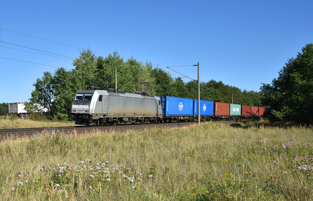 186 261-4 Akiem der CTL Logistik GmbH mit einem Containerzug, unterwegs nach Hamburg. 3km östlich von Büchen, 06.08.2018.