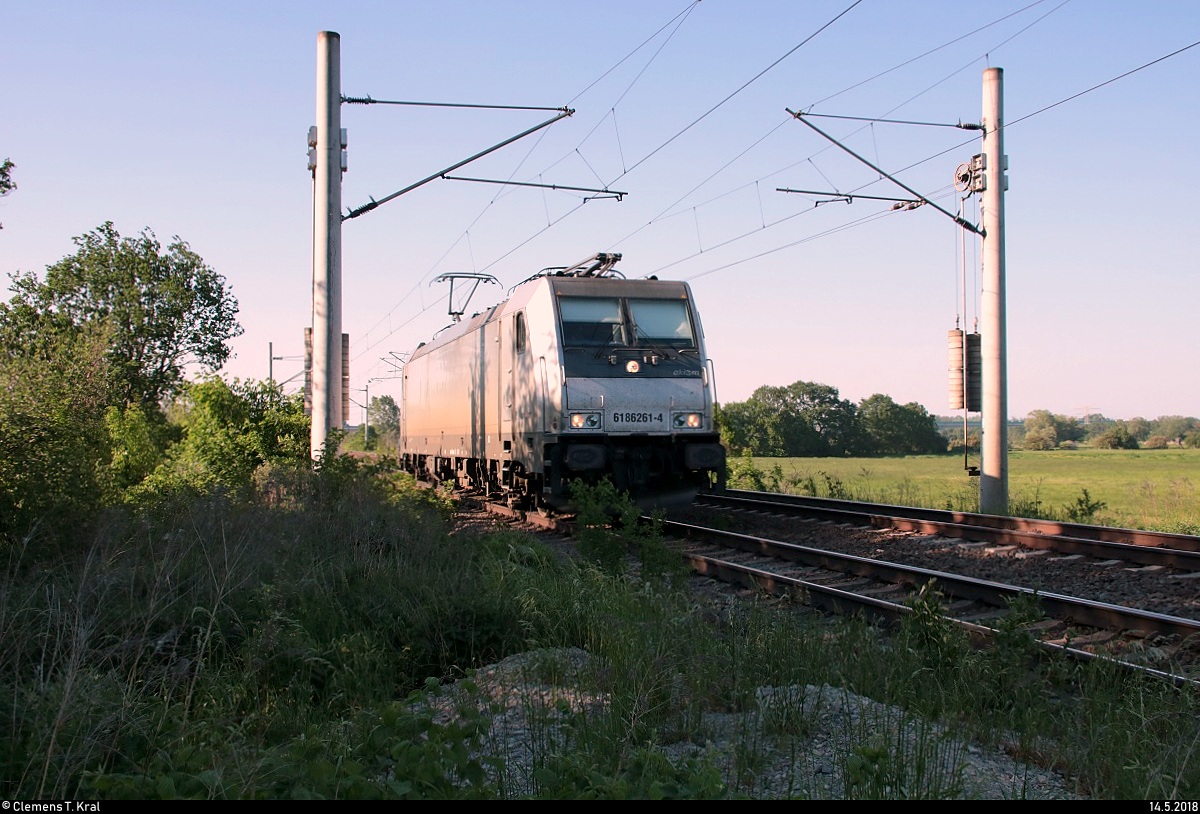 186 261-4 der Akiem S.A.S. als Tfzf passiert die Steinlache bei Kollenbey auf der Bahnstrecke Halle–Bebra (KBS 580) Richtung Merseburg.
[14.5.2018 | 18:08 Uhr]