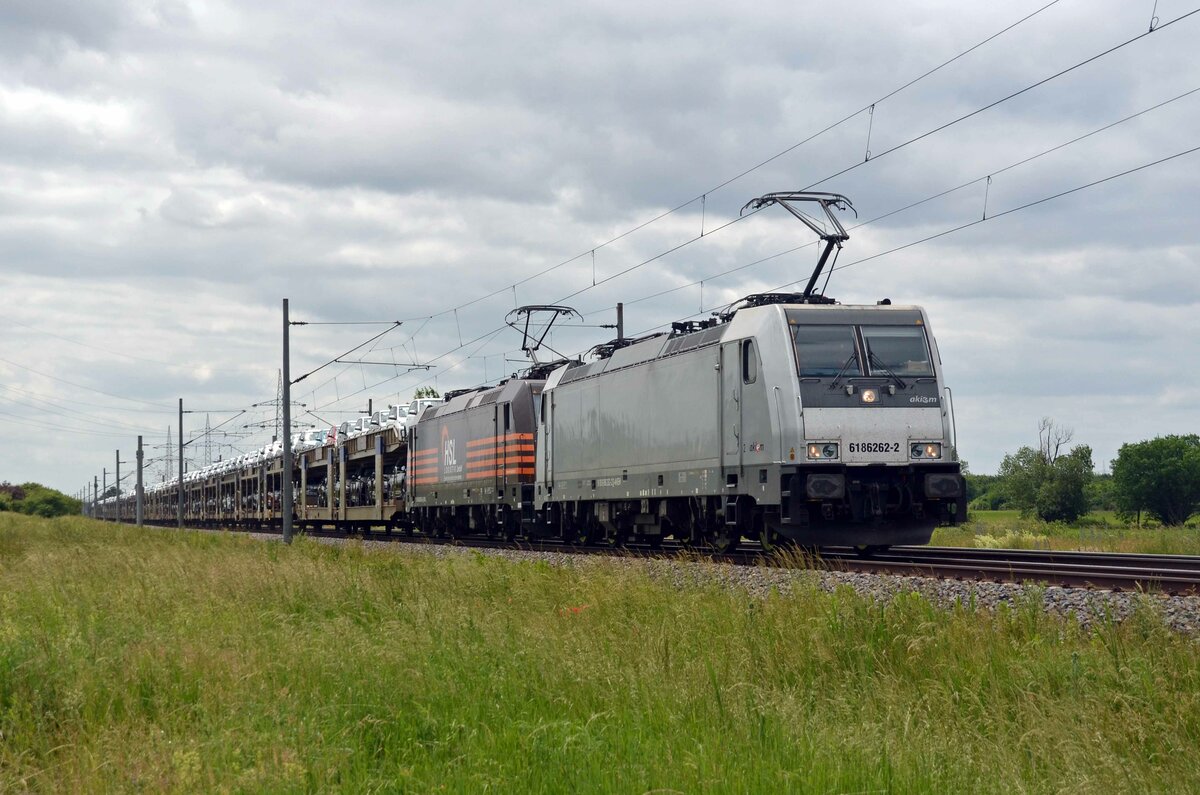 186 262 der akiem und 185 600 der HSL (BRLL) führten am 13.06.21 gemeinsam einen BLG-Autozug durch Braschwitz Richtung Magdeburg.