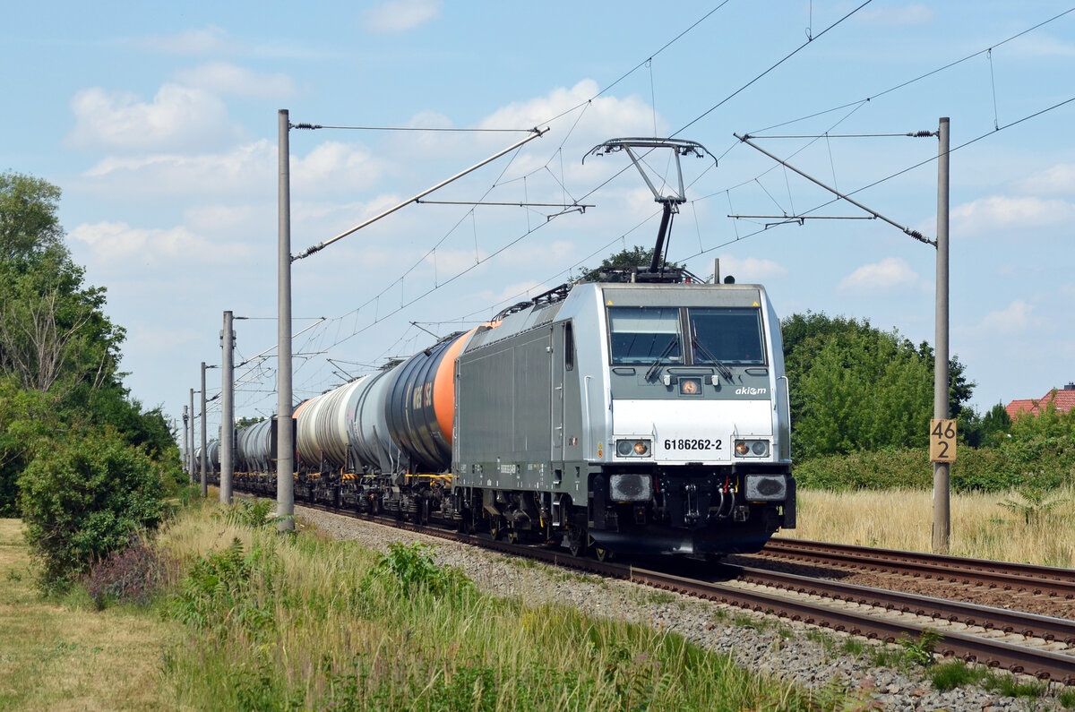 186 262 der akiem führte am 30.06.22 einen Kesselwagenzug durch Greppin Richtung Bitterfeld. Gruß zurück!