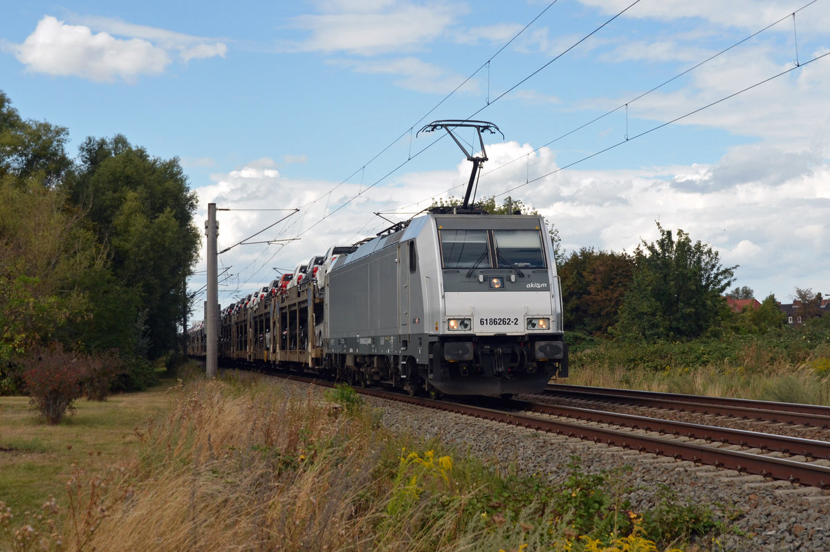 186 262 der akiem schleppte am 23.08.20 für die HSL einen Autozug der Marken Toyota und Lexus durch Greppin Richtung Bitterfeld.